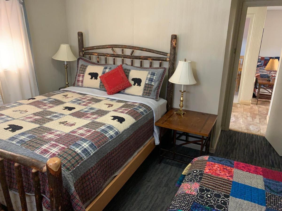 Phillips Historic Motel & Cottages Роббинсвилл Экстерьер фото